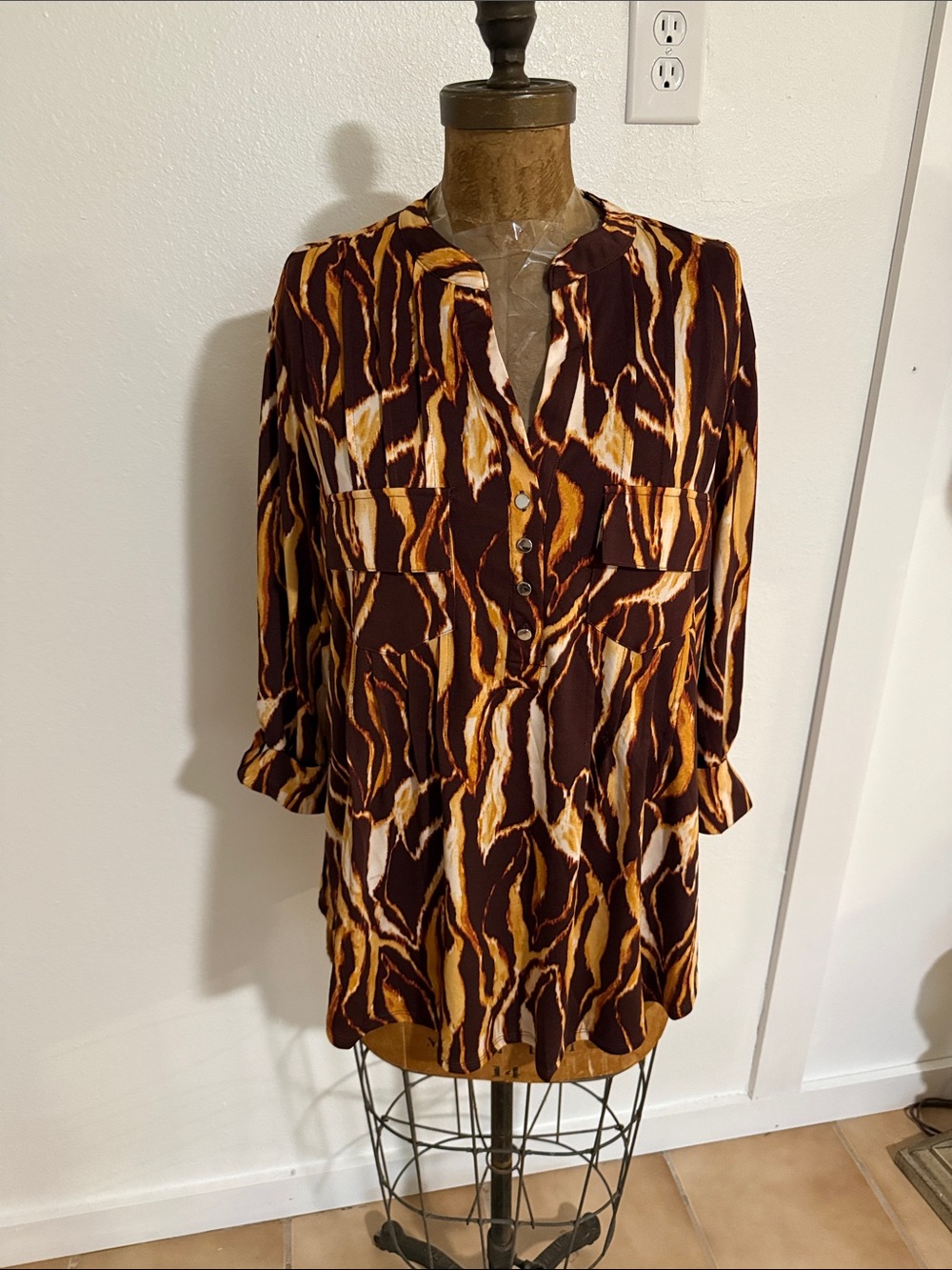 NWt Cocomo Woman Abstract Flame Print Tunic Top — Brown & Gold Size 1X